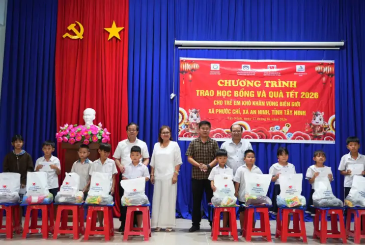 Tây Ninh: Hơn 117 triệu đồng quà Tết và học bổng tặng trẻ em có hoàn cảnh khó khăn vùng biên giới