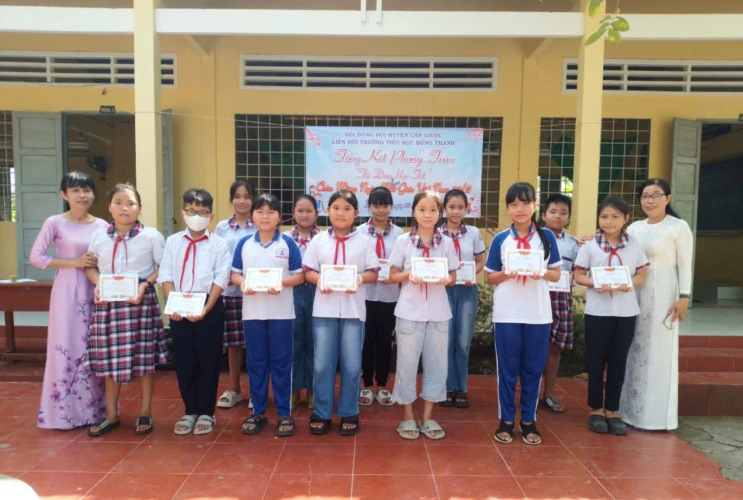 Khen thưởng phong trào "Thi đua học tốt" chào mừng kỉ niệm ngày Nhà giáo Việt Nam 20/11/2024