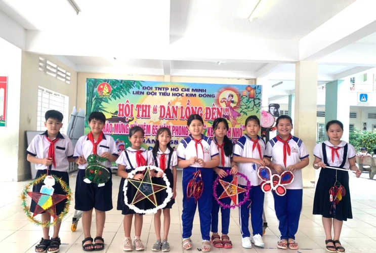 Hội thi "Dán lồng đèn"