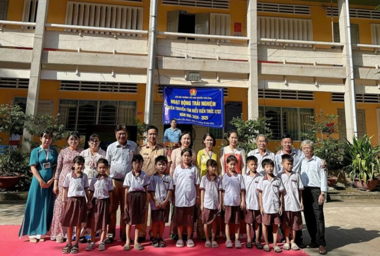 Trường Tiểu học Nguyễn Thái Bình tổ chức Hoạt động trải nghiệm về An toàn Giao thông