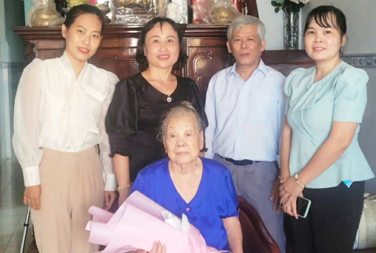 Đến thăm thầy cô nhân Ngày nhà giáo Việt Nam 20/11