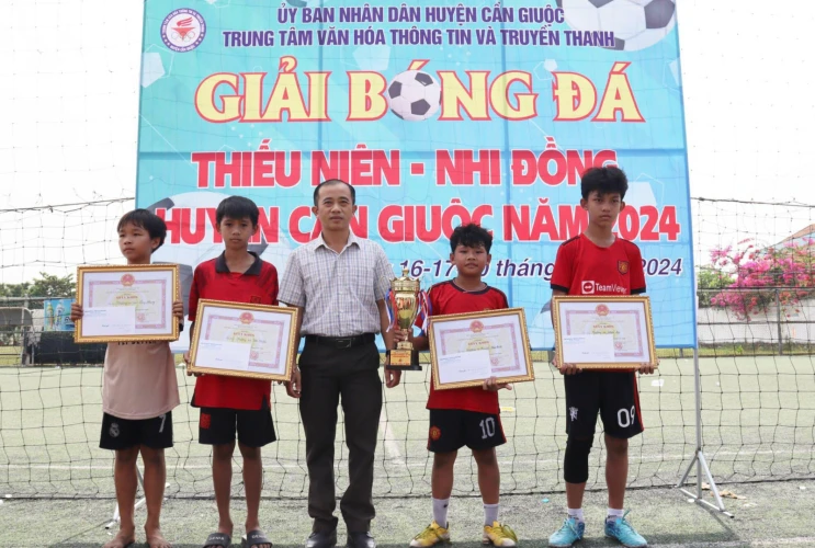 Đội bóng trường Tiểu học Nguyễn Thái Bình