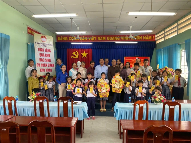 Trao tặng quà cho học sinh có hoàn cảnh khó khăn