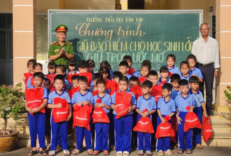 Chương trình “Tặng mũ bảo hiểm cho học sinh lớp 1”