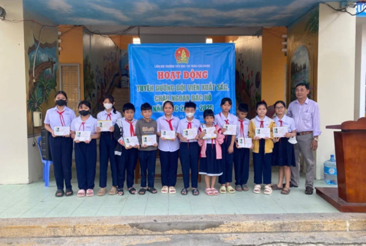 Hoạt động "Tuyên dương đội viên xuất sắc, Cháu ngoan Bác Hồ