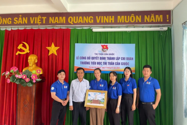 Lễ công bố Quyết định thành lập Chi Đoàn Trường Tiểu học thị trấn Cần Giuộc