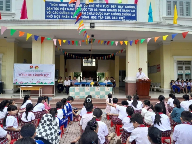 Phát động phong trào "Lớp em treo ảnh Bác Hồ" năm học 2024-2025