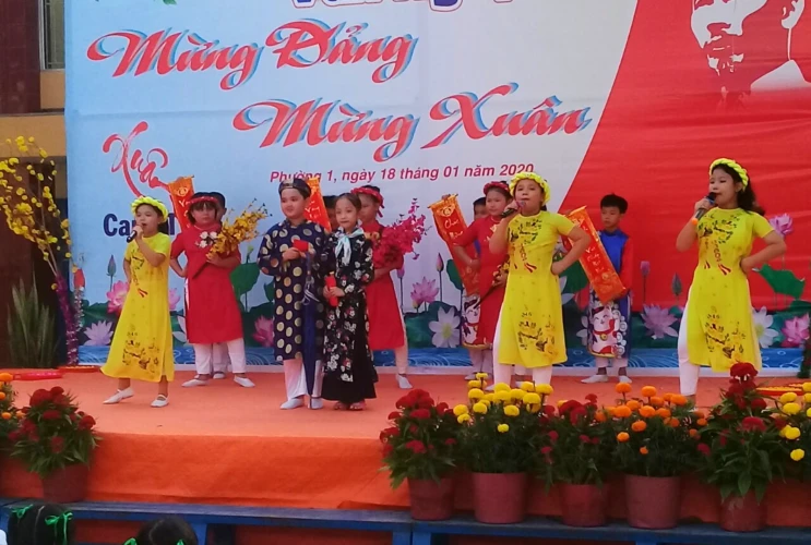 Văn nghệ mừng Đảng, mừng Xuân