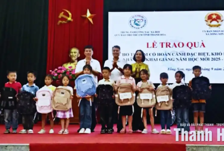 Thanh Hóa: Trao học bổng, xe đạp và quà cho học sinh khó khăn tại 2 xã Tống Sơn và Nga Thắng
